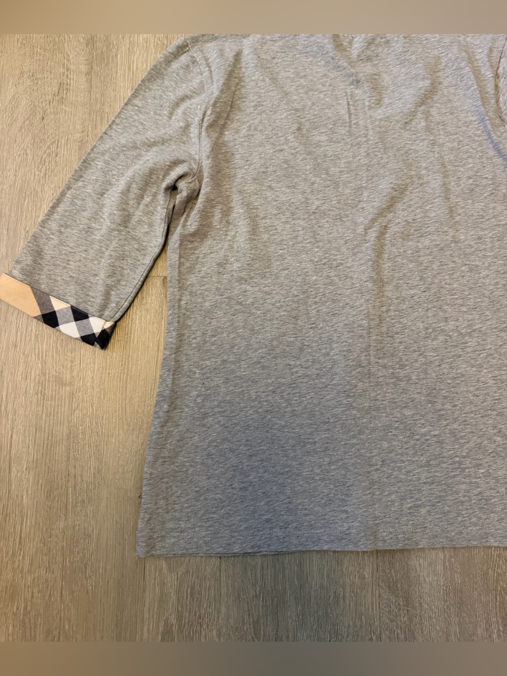 Burberry Gray Scoop Neck Tee with Signature Check Cuffs Sz M - Picture 7 of 8